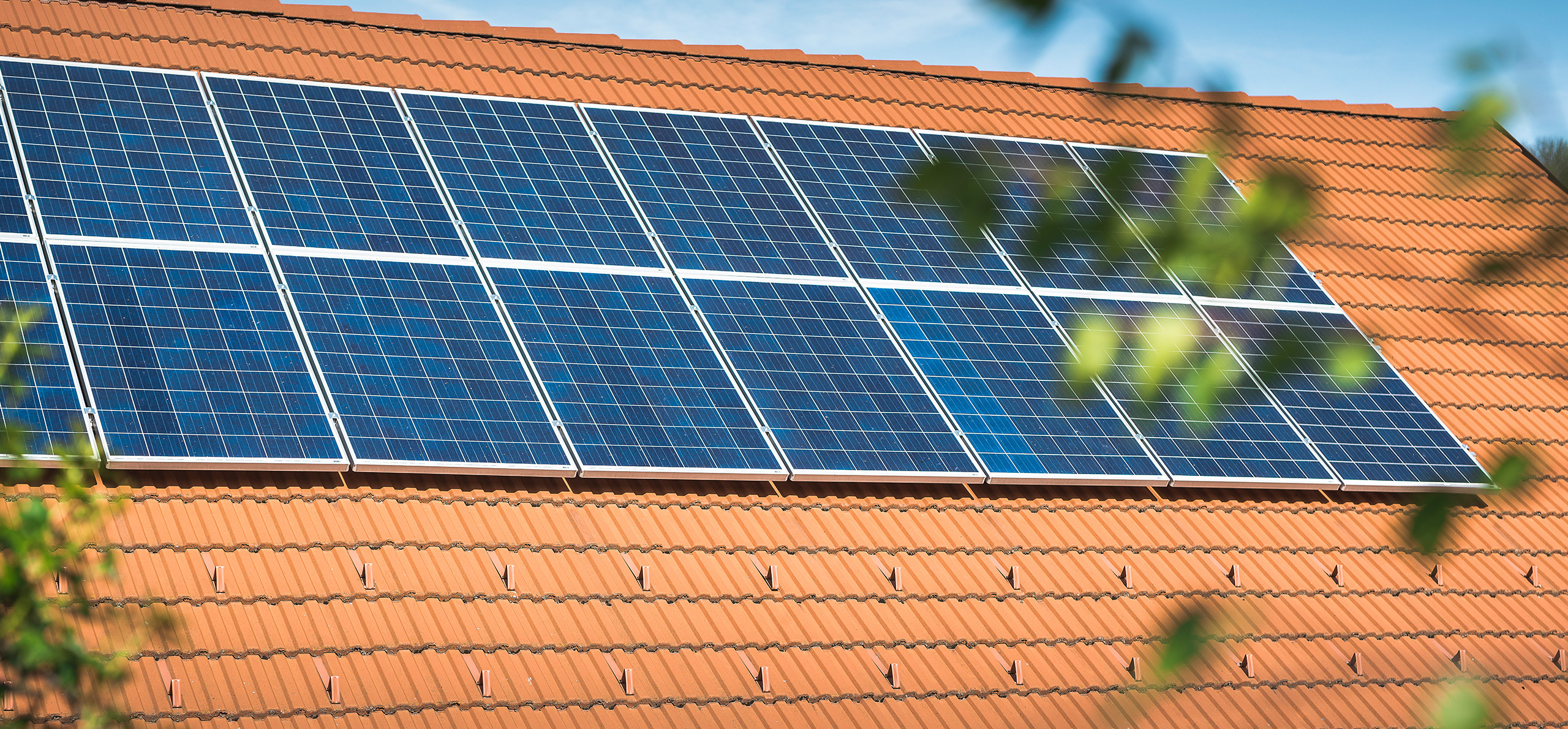Dach mit PV-Anlage