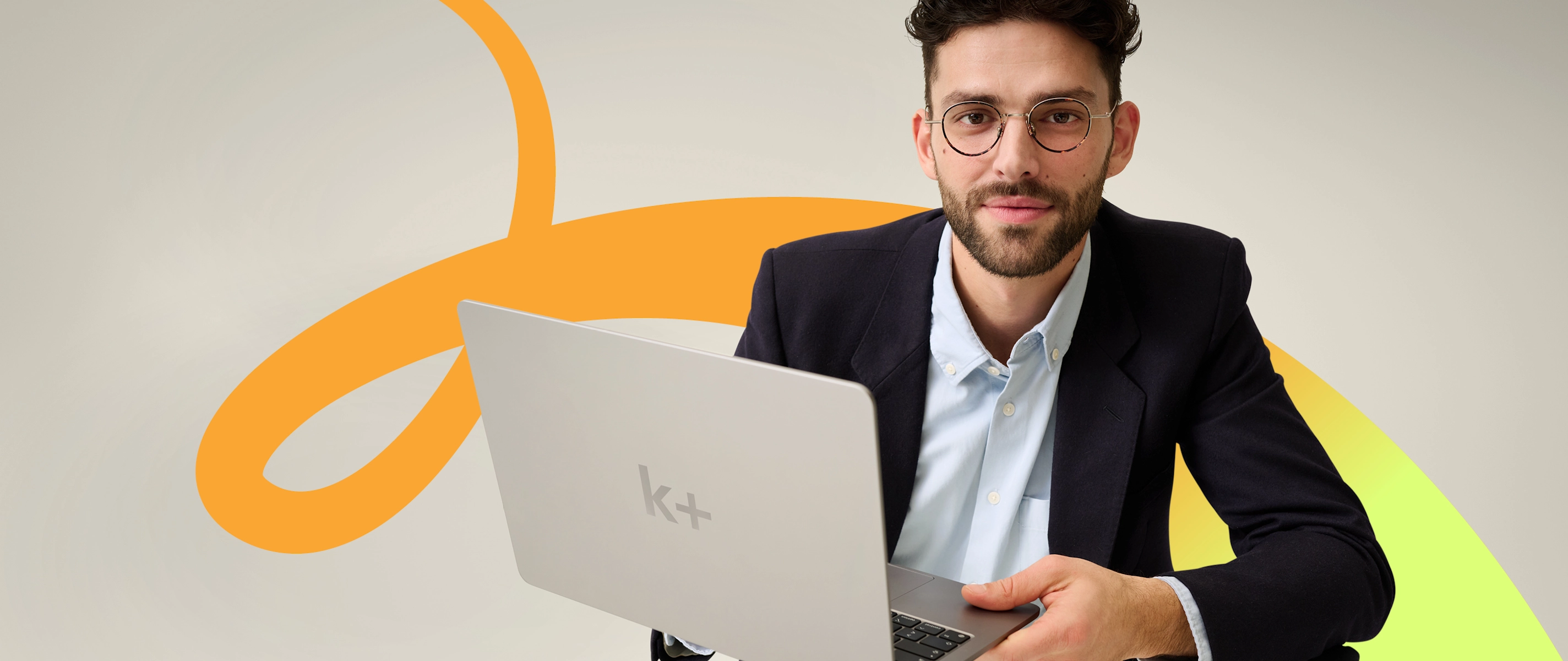 Herr im schwarzen Anzug mit Laptop