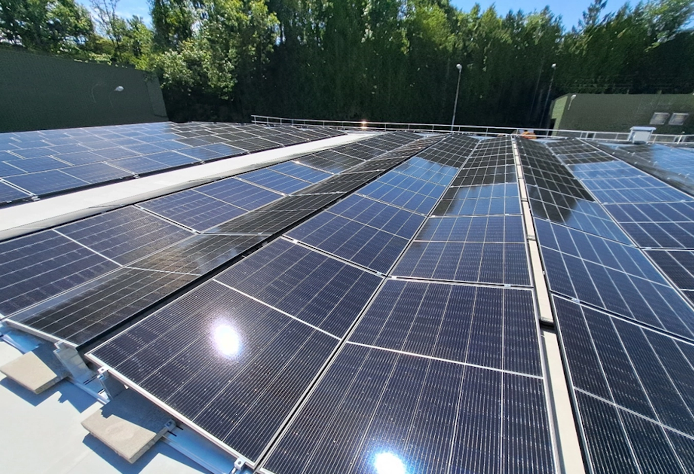 Photovoltaikanlage am Dach der Firma Hexatronix in Neulengbach