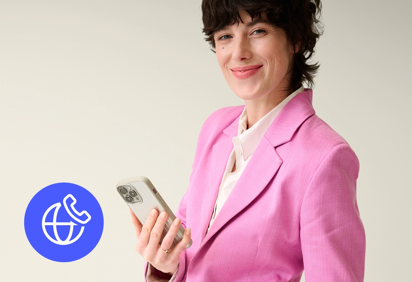 Dame in pinkfarbener Jacke mit Mobiltelefon