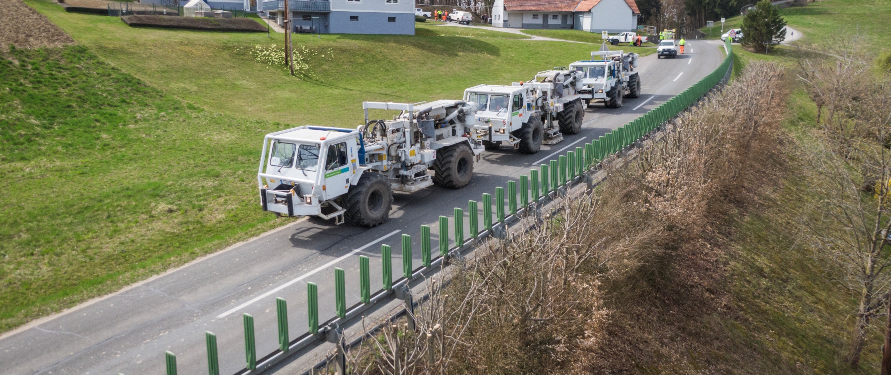 Eine Messkolonne mit drei Vibro-Trucks führt eine Messung durch 