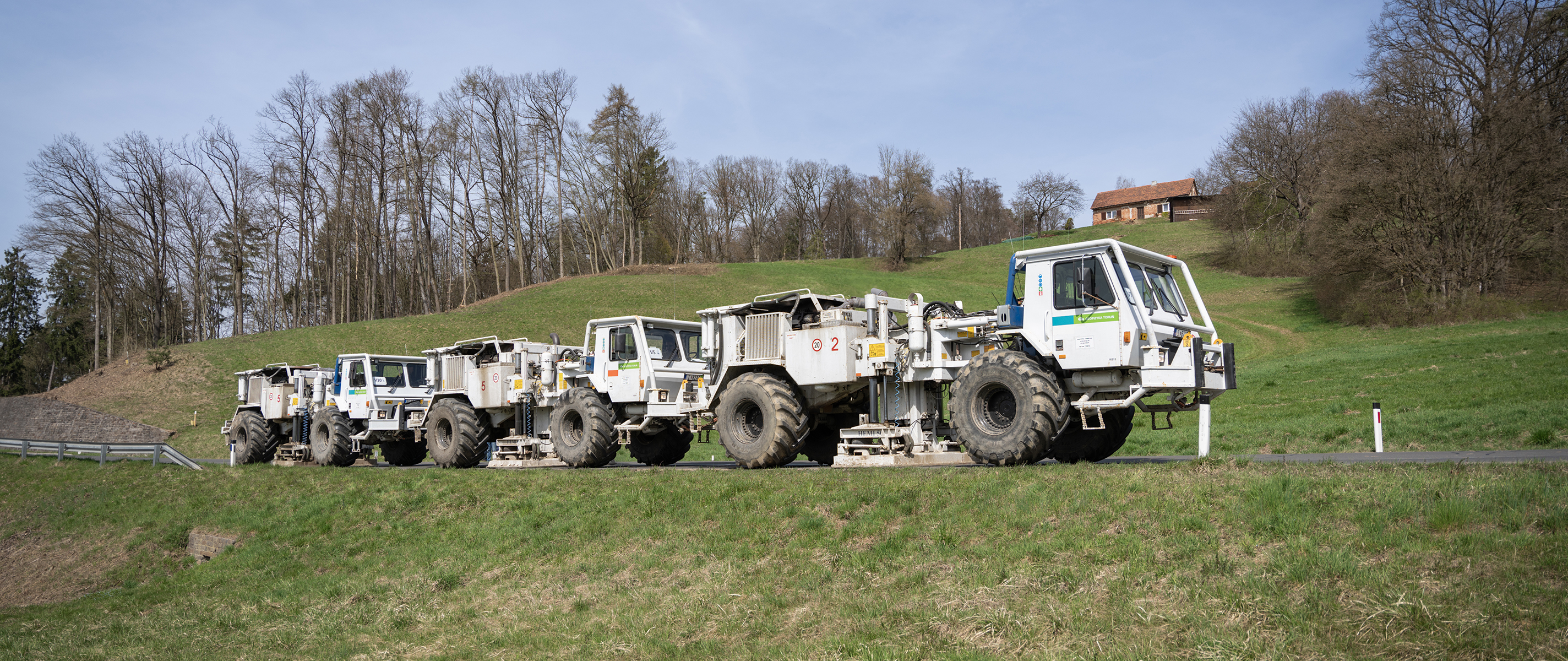 Ein Vibrations-Truck fährt am Waldrand