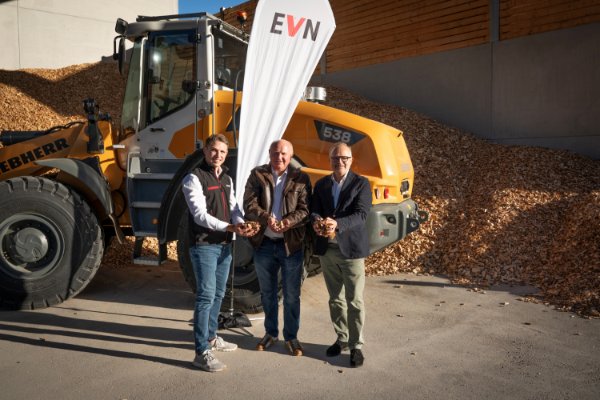 Holzchips von Liebherr-Lader: Johann Gruber, Johann Schrammel und Franz Mitterer in Niederösterreich