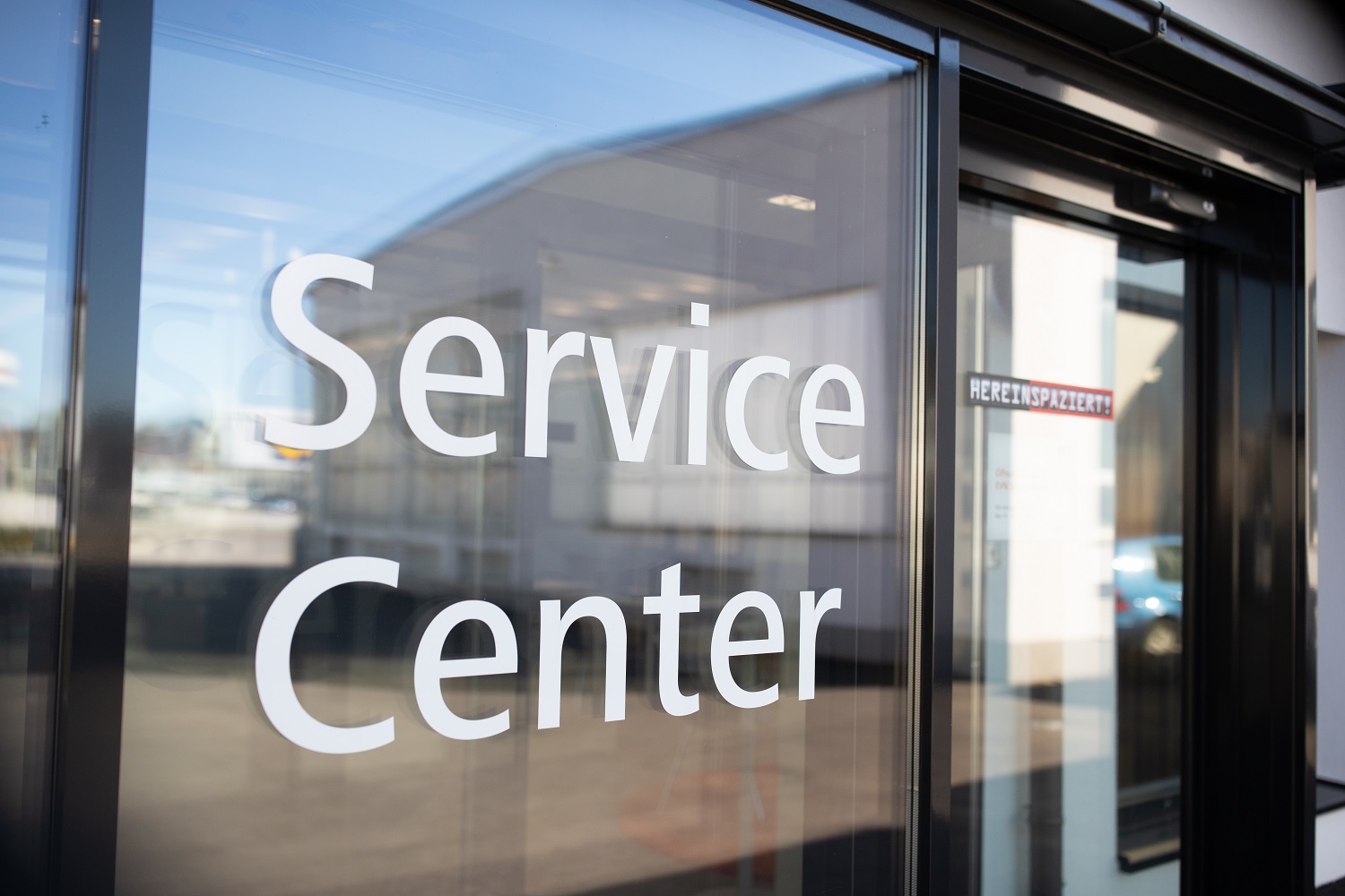 Eine Tür mit der Aufschrift "Service Center"