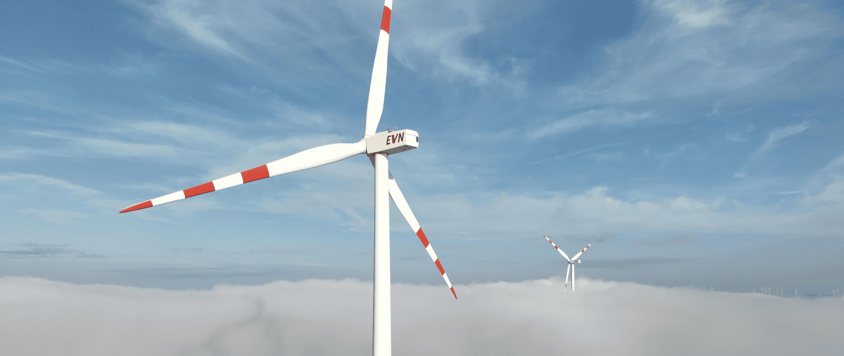 Ein Windrad der EVN über den Wolken