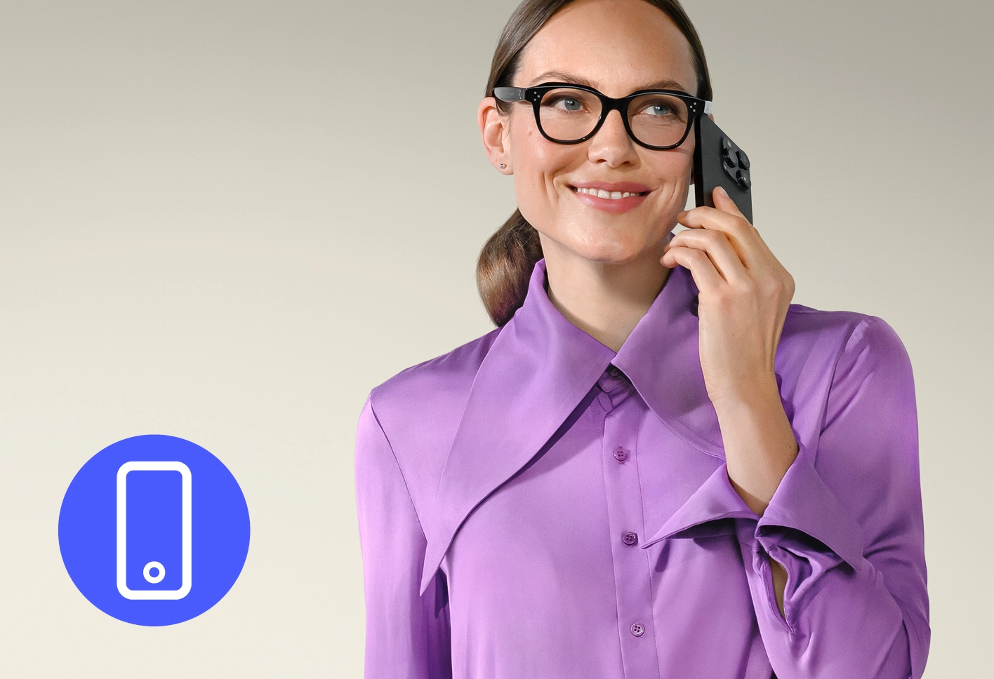 Dame in lila Bluse mit Mobiltelefon