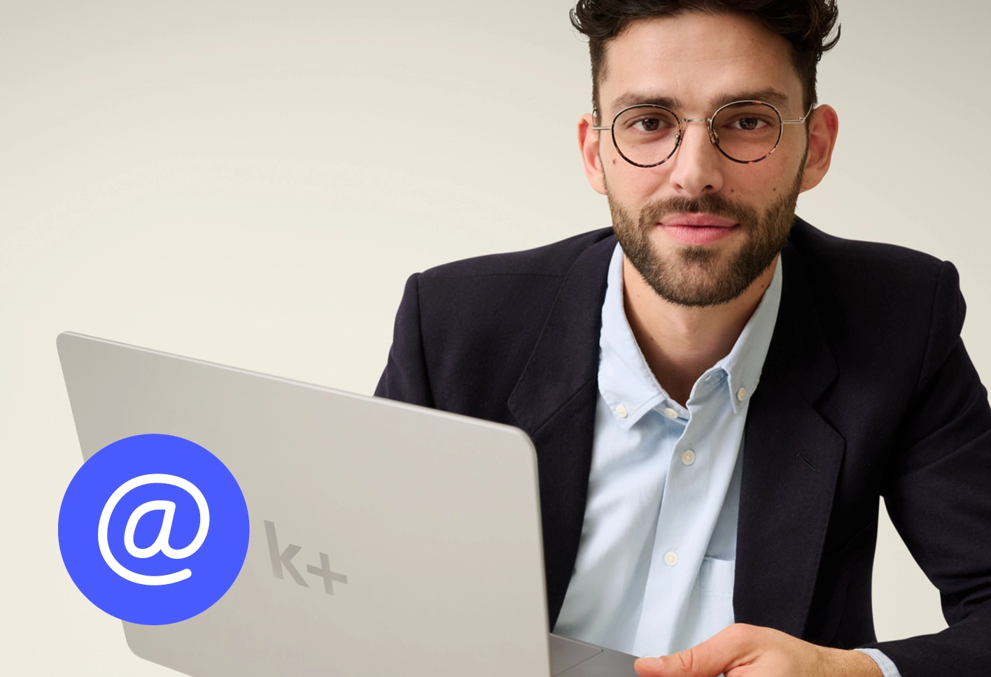 Herr im Anzug mit Laptop